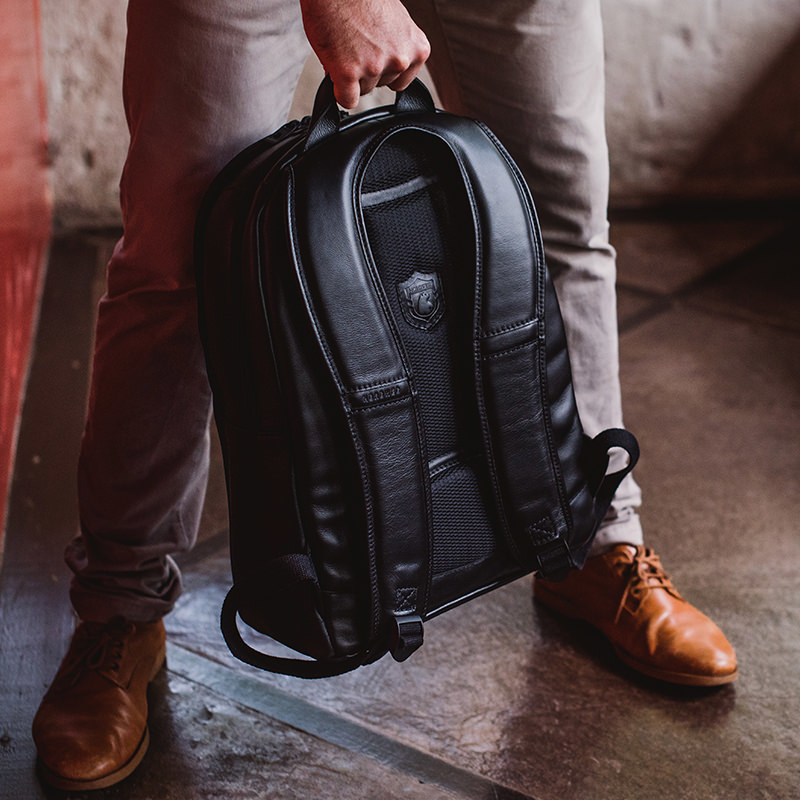 Mochila de couro para notebook Black Edition NW083 Ziper e Detalhes