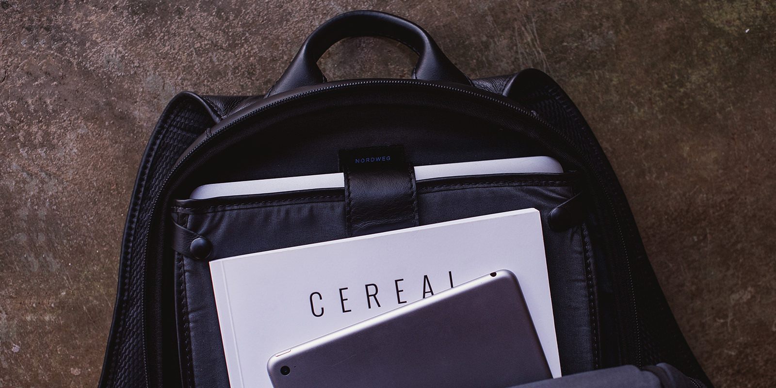 Mochila de couro para notebook Black Edition NW083 Usando