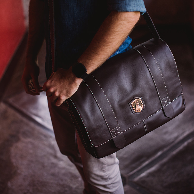 Bolsa masculina de couro para notebook Schuster NW066 Brasão