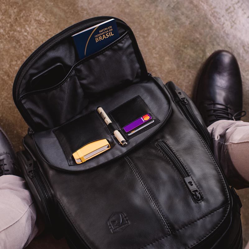 Mochila de couro para notebook Black Edition NW082 Segurando